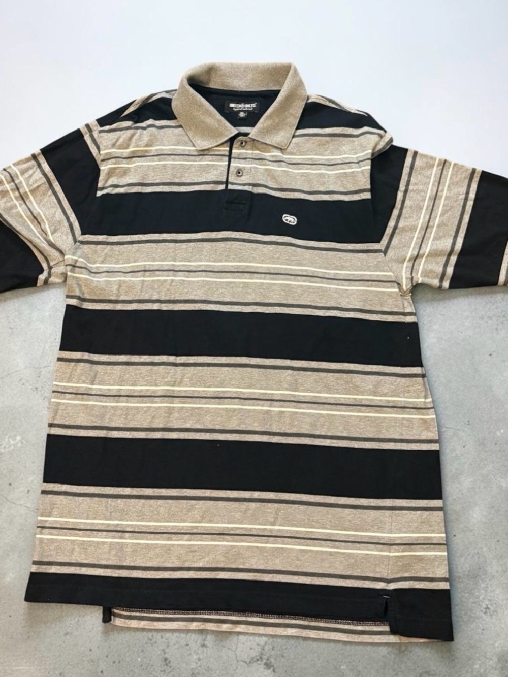 No Boundaries Men’s Striped Polo - Black & Tan